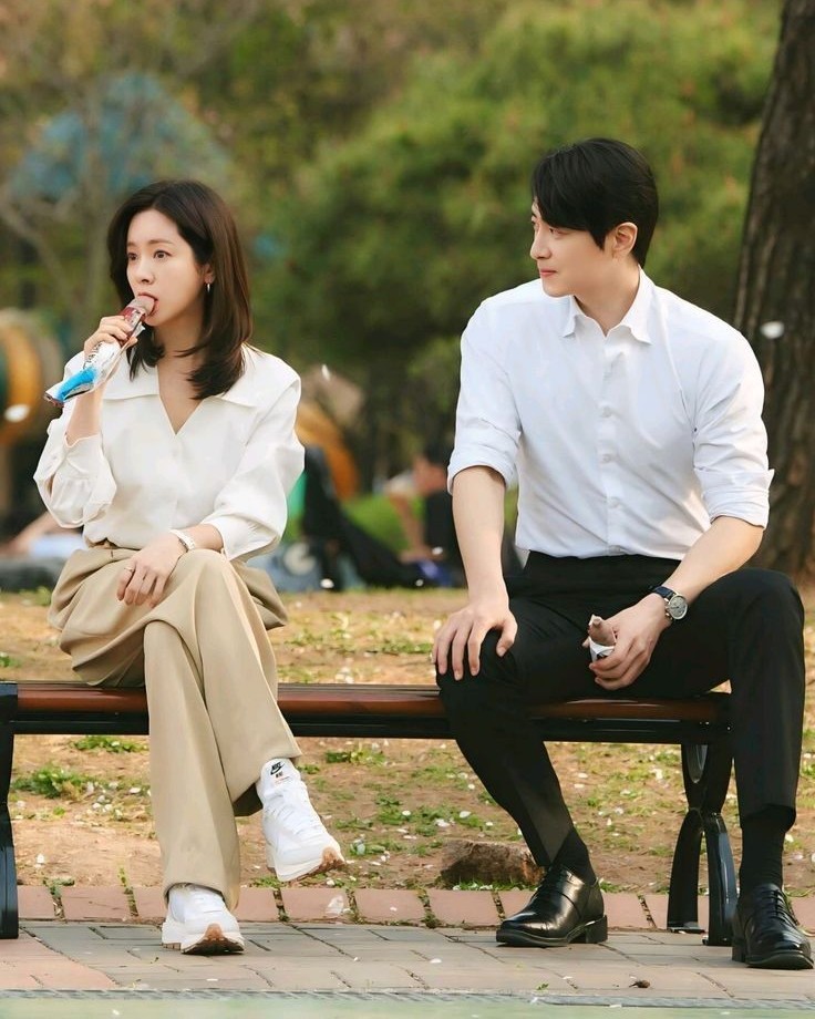 Ban Ngày Là Thư Ký, Ban Đêm Là Vợ Nhỏ