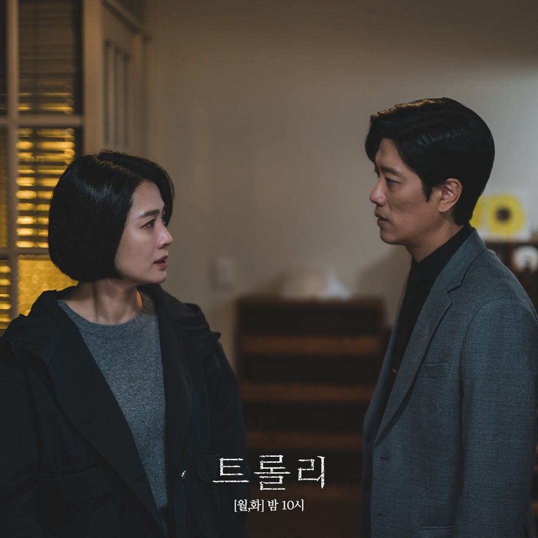 Chồng Tôi Nuôi Vợ Cũ